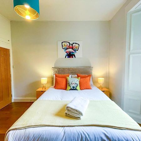 Desirable 2 Bed Apt Near Edinburgh Castle ภายนอก รูปภาพ