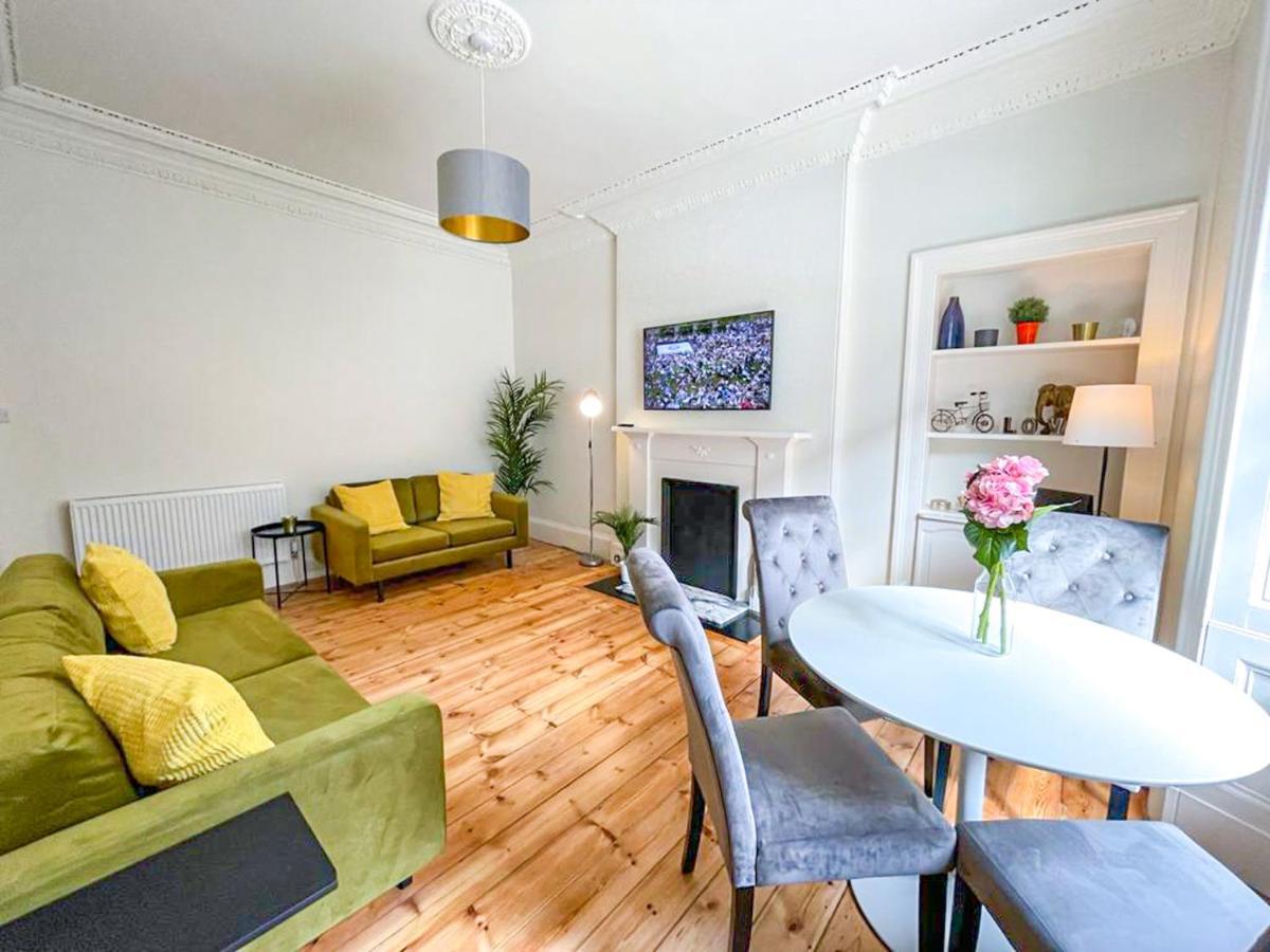 Desirable 2 Bed Apt Near Edinburgh Castle ภายนอก รูปภาพ