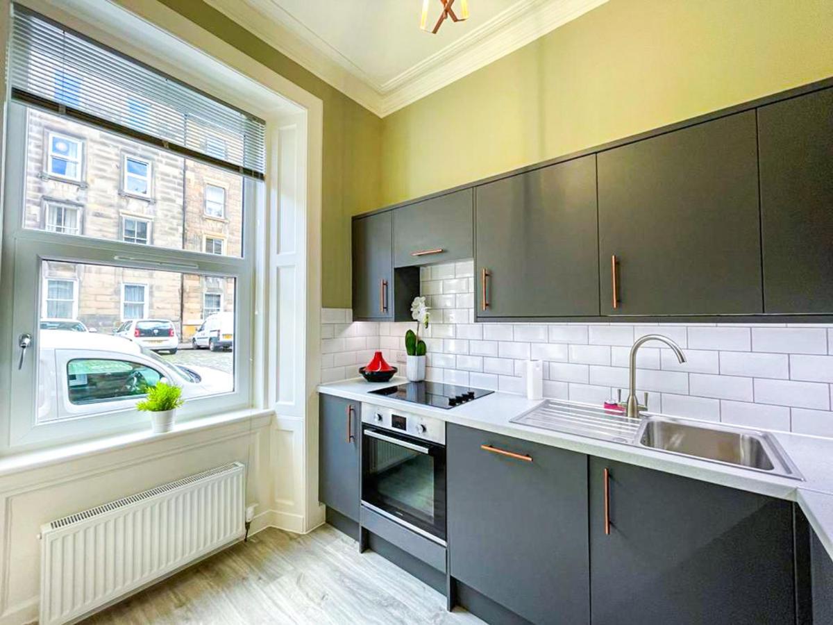 Desirable 2 Bed Apt Near Edinburgh Castle ภายนอก รูปภาพ