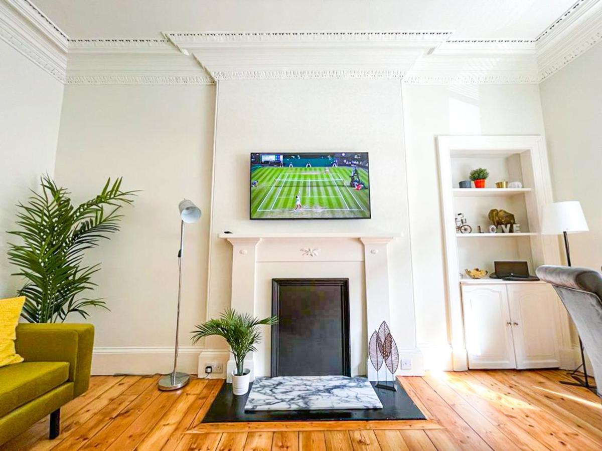 Desirable 2 Bed Apt Near Edinburgh Castle ภายนอก รูปภาพ