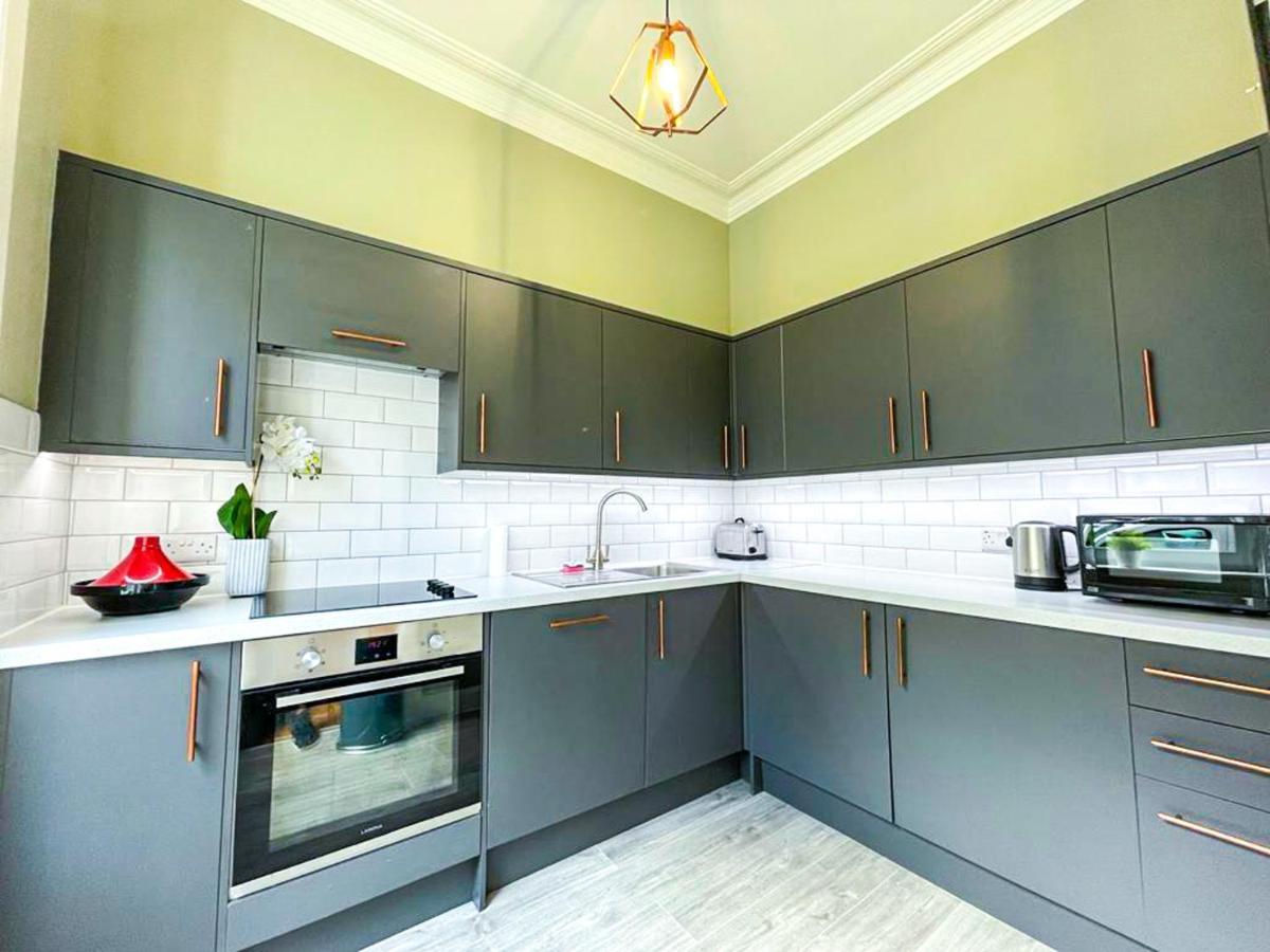 Desirable 2 Bed Apt Near Edinburgh Castle ภายนอก รูปภาพ