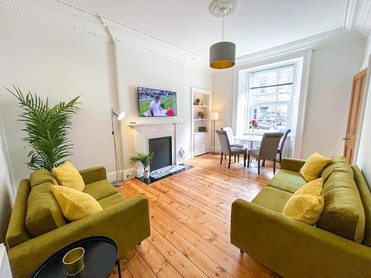 Desirable 2 Bed Apt Near Edinburgh Castle ภายนอก รูปภาพ