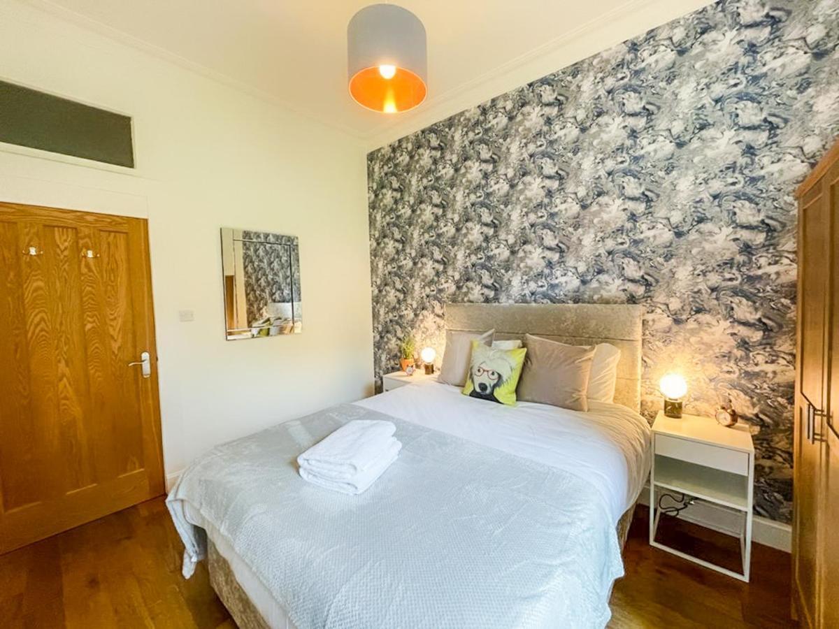 Desirable 2 Bed Apt Near Edinburgh Castle ภายนอก รูปภาพ