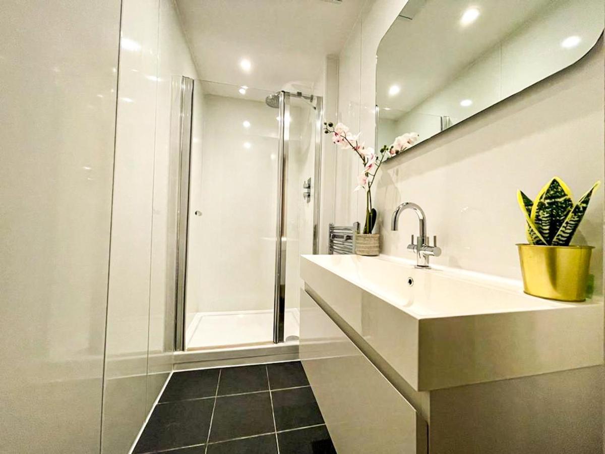 Desirable 2 Bed Apt Near Edinburgh Castle ภายนอก รูปภาพ