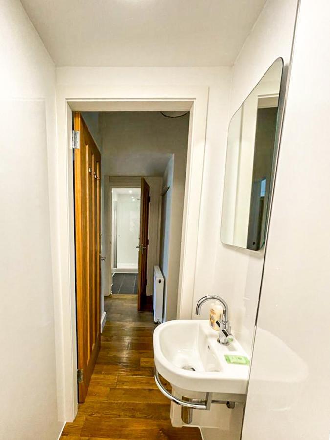 Desirable 2 Bed Apt Near Edinburgh Castle ภายนอก รูปภาพ