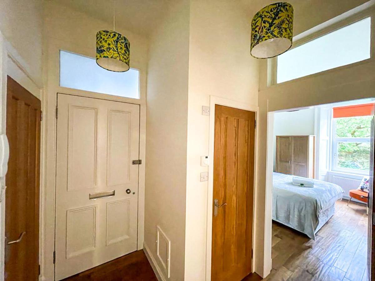 Desirable 2 Bed Apt Near Edinburgh Castle ภายนอก รูปภาพ