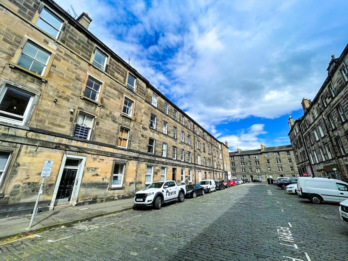 Desirable 2 Bed Apt Near Edinburgh Castle ภายนอก รูปภาพ